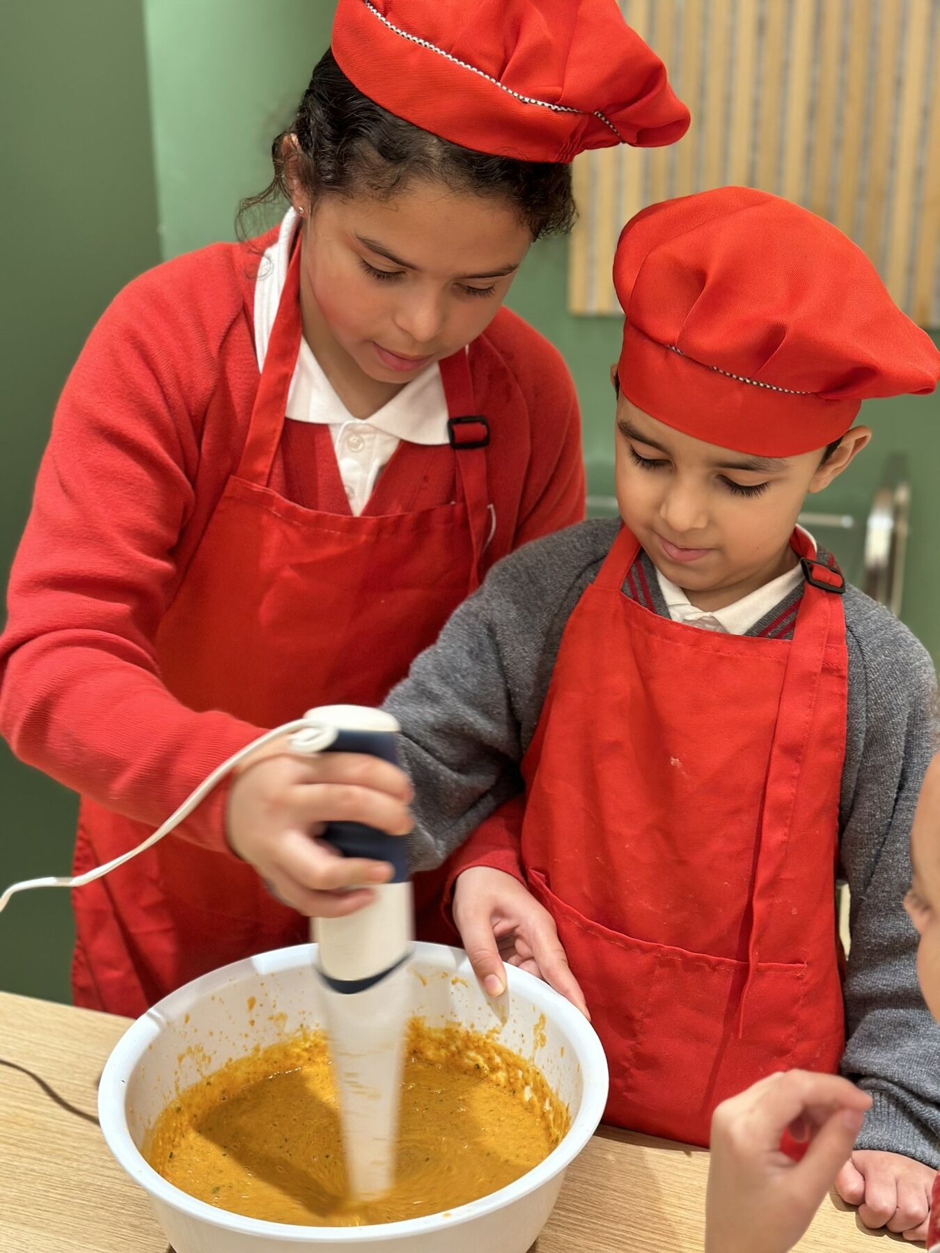 Élèves Concordia en atelier cuisine — Concordia School Paris