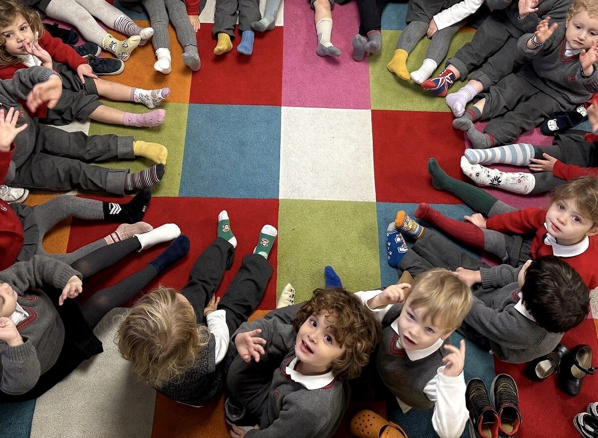 Cercle joyeux d'élèves de Maternelle — Concordia School Paris